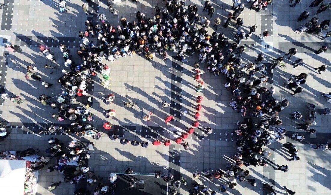 Düzce’de Filistinli Kardeşlere Yardım İçin Etkinlik Düzenlendi Düzce Belediyesi, Anıtpark'ta düzenlenen etkinlik ile Filistin'e destek verdi. Mehteran