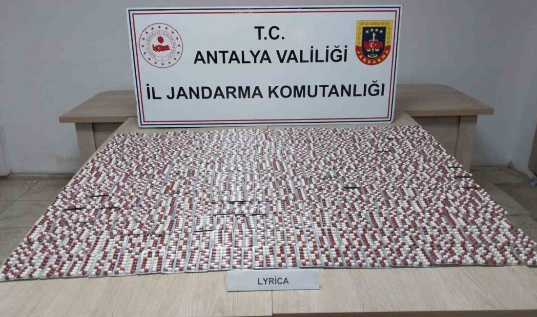 Antalya'nın Finike ilçesinde jandarma, uyuşturucu operasyonunda U.U. adlı şüphelinin evinde