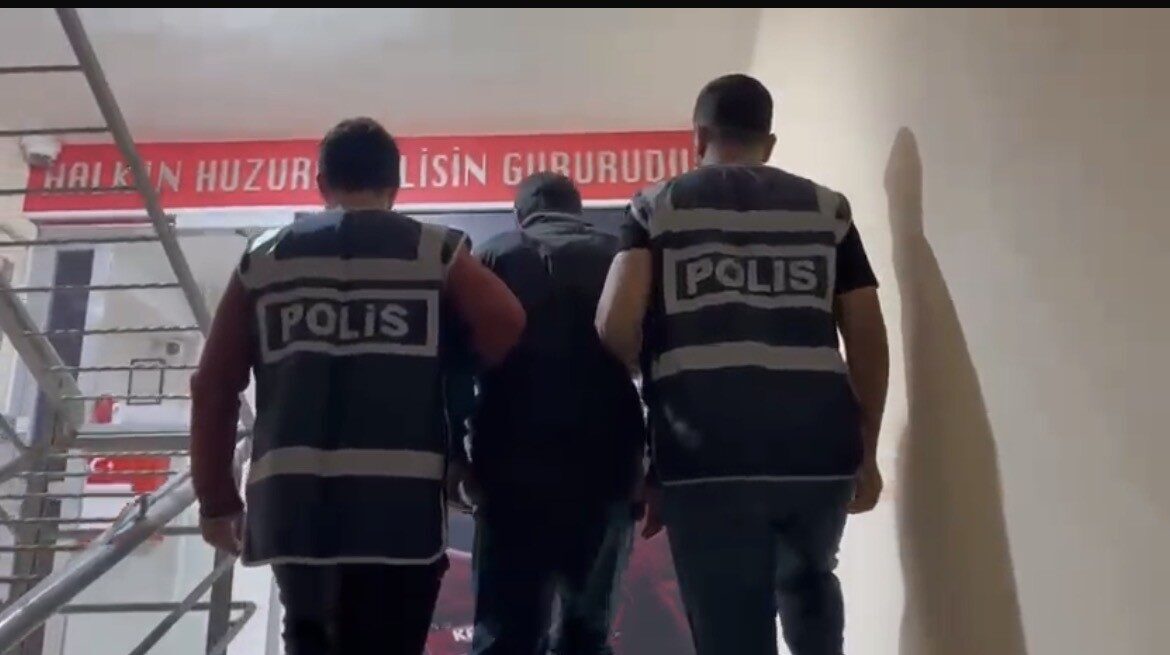 İzmir’de Cinsel Saldırı Suçundan Aranan Firari Hükümlü Tavuk Kümesinde Yakalandı