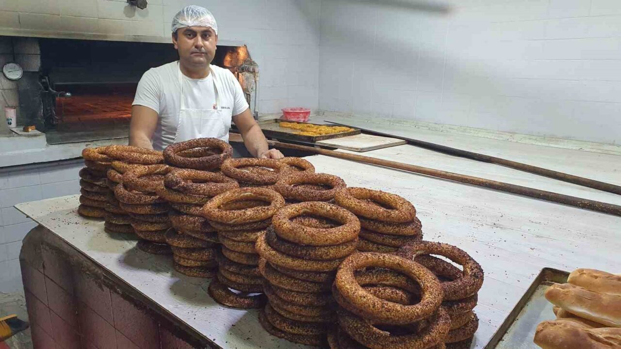 Demirci ilçesinde fırıncı Harun Çınar, 24 Kasım Öğretmenler Günü'nde öğretmenlere