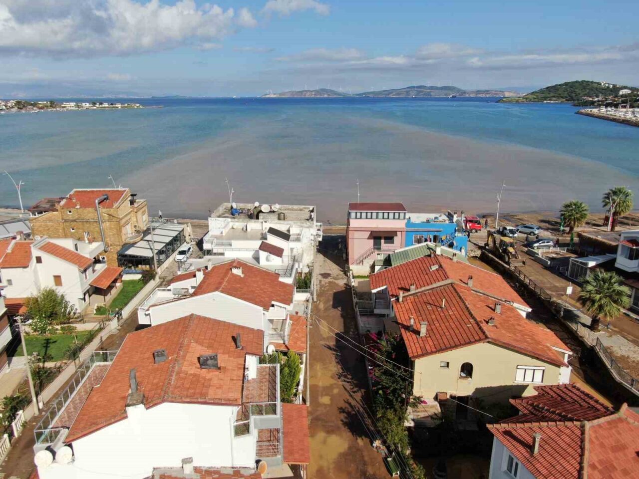 İzmir Foça’da Şiddetli Yağışın Ardından Su Taşkınları Yaşandı