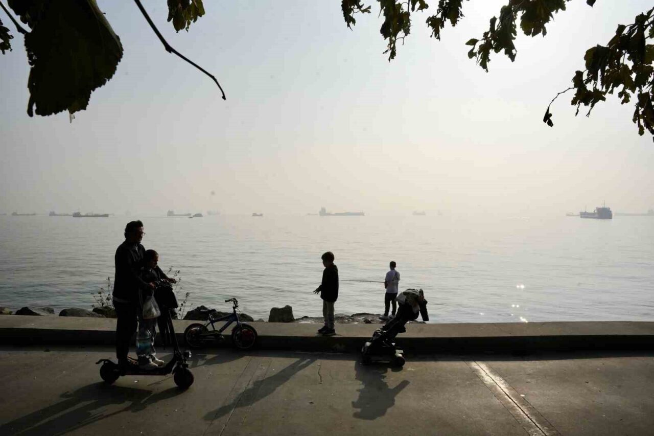 İstanbul'da sabah saatlerinde etkili olan sis, özellikle sahil kesiminde görüş