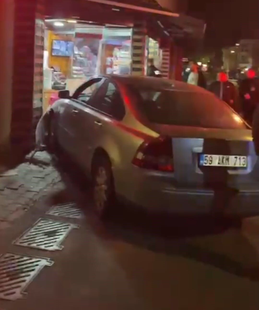 Tekirdağ'ın Süleymanpaşa ilçesinde bir otomobil, sürücüsünün kontrolü kaybetmesi sonucu bir