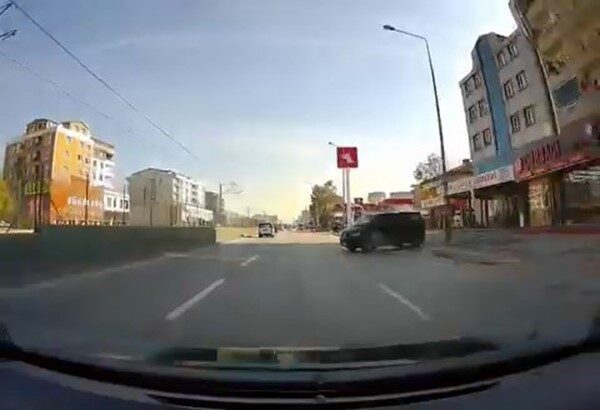 Bursa Yıldırım ilçesinde el freni çekilmeden park edilen minibüs, freni