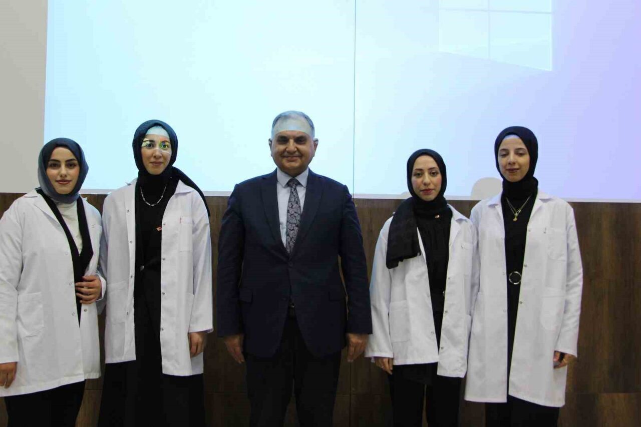 Fırat Üniversitesi Eğitim Fakültesi, birinci sınıf öğrencileri için beyaz önlük