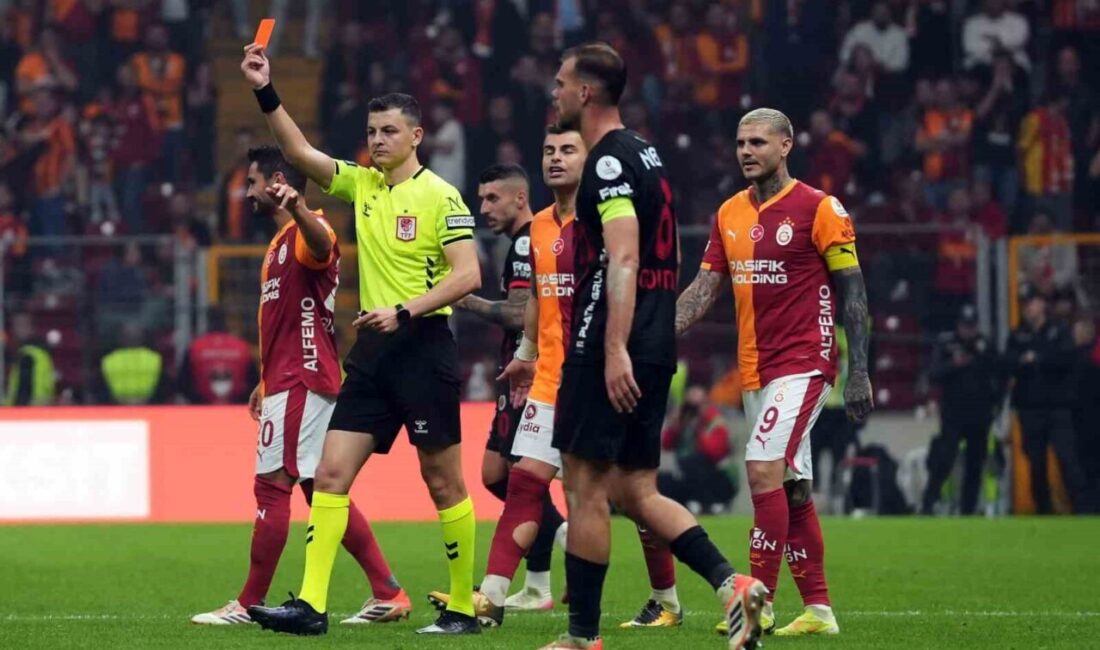 Galatasaraylı oyuncu Roland Sallai, Gençlerbirliği karşılaşmasında maçın uzatma dakikalarında direkt