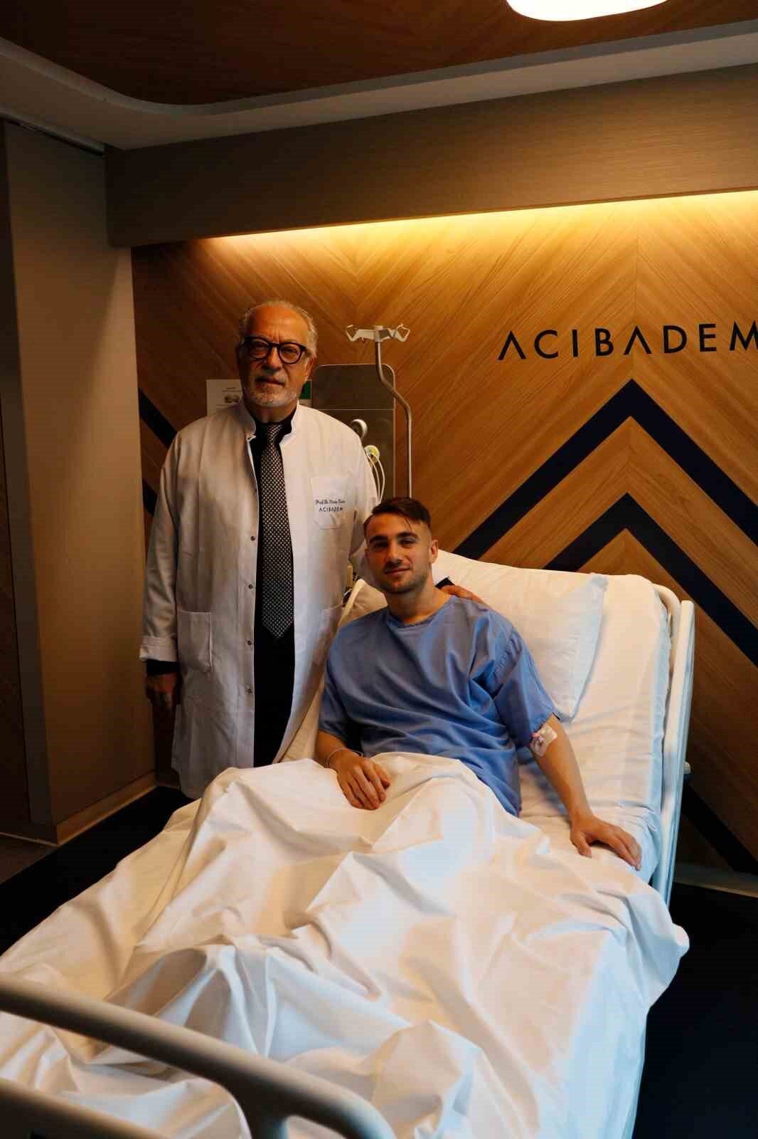 Galatasaraylı futbolcu Yunus Akgün, fıtık nedeniyle Acıbadem Hastanesi'nde başarılı bir