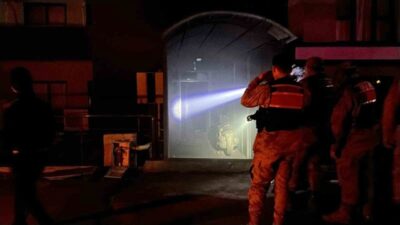 Hatay'ın Belen ilçesinde bulunan 7 katlı bir apartmanın en alt