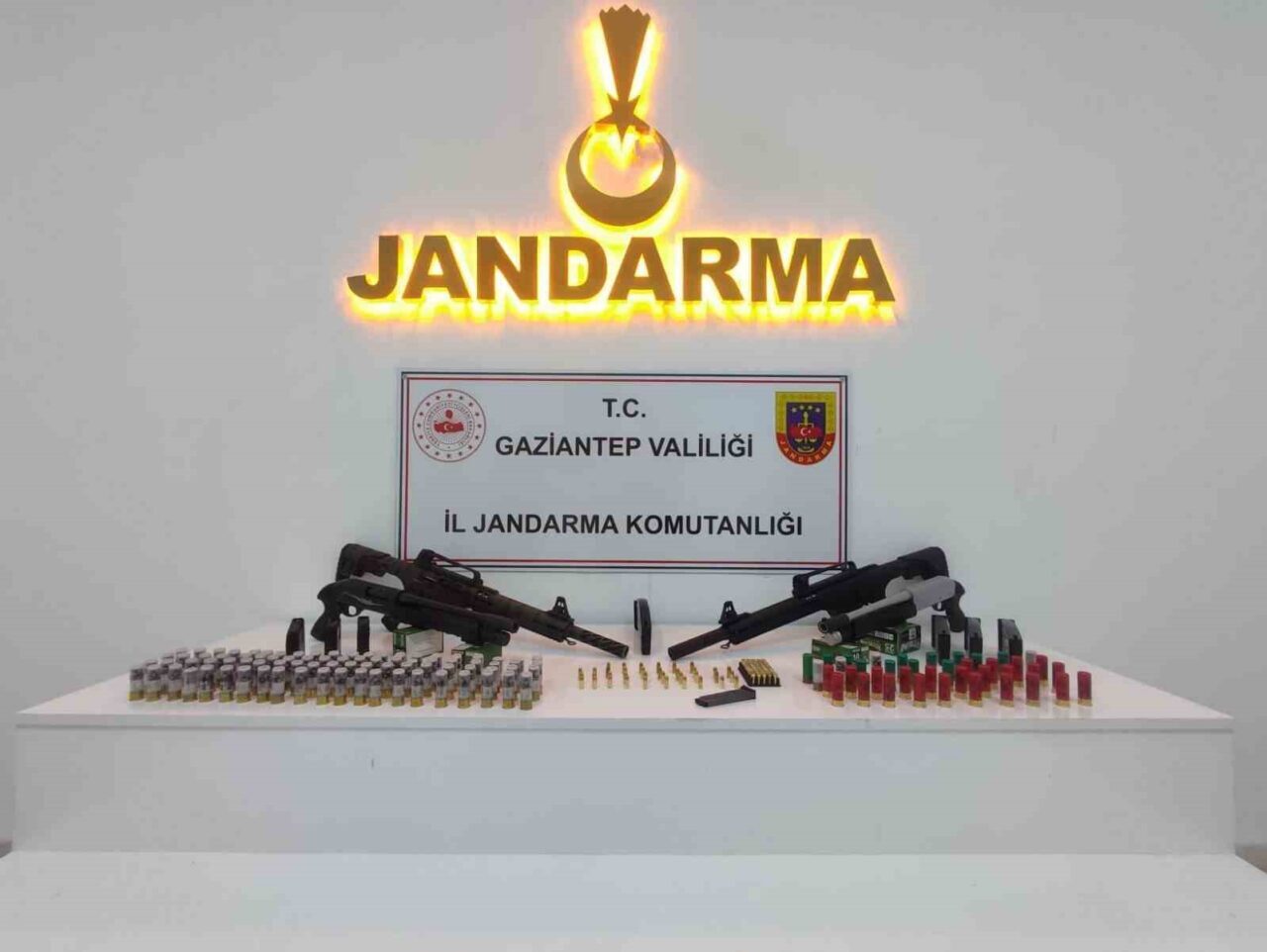Gaziantep'te jandarma, son bir ayda gerçekleştirdiği operasyonlarda 29 ruhsatsız silah
