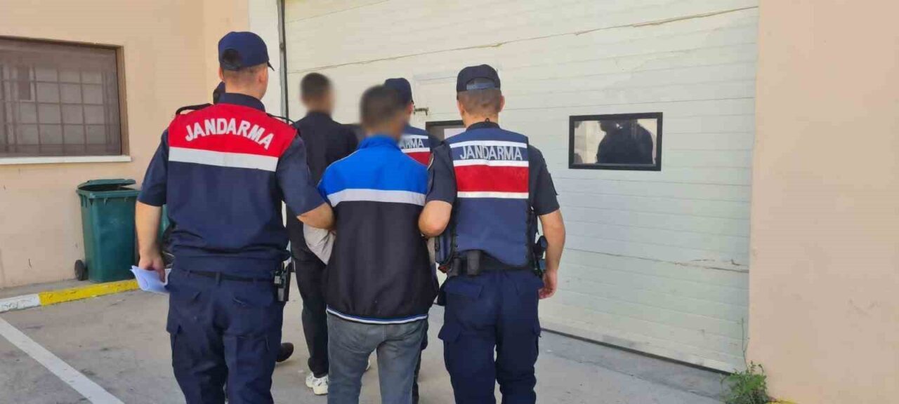 Gaziantep'te jandarma, göçmen kaçakçılığına yönelik yürütülen bir operasyonla 3 organizatör