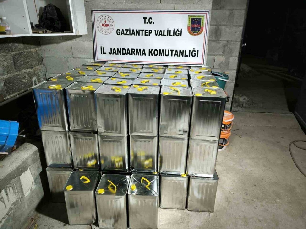 Gaziantep'te jandarma, Nizip ilçesinde T.M.Y. isimli şüphelinin adresinde 500 bin