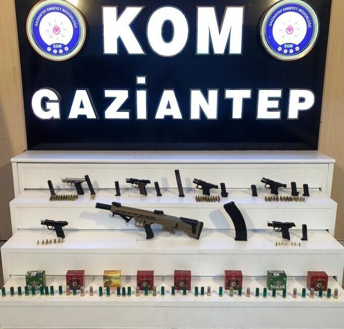 Gaziantep’te düzenlenen silah operasyonunda 6 tabanca ve 1 pompalı tüfek ele geçirildi, bir kişi tutuklandı. Gaziantep'te düzenlenen operasyonda 6 tabanca, 1 pompalı tüfek, 10 şarjör