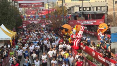 Gaziantep'te gerçekleştirilen 7. Gazi Yarı Maratonu ve Halk Koşusu'na 53