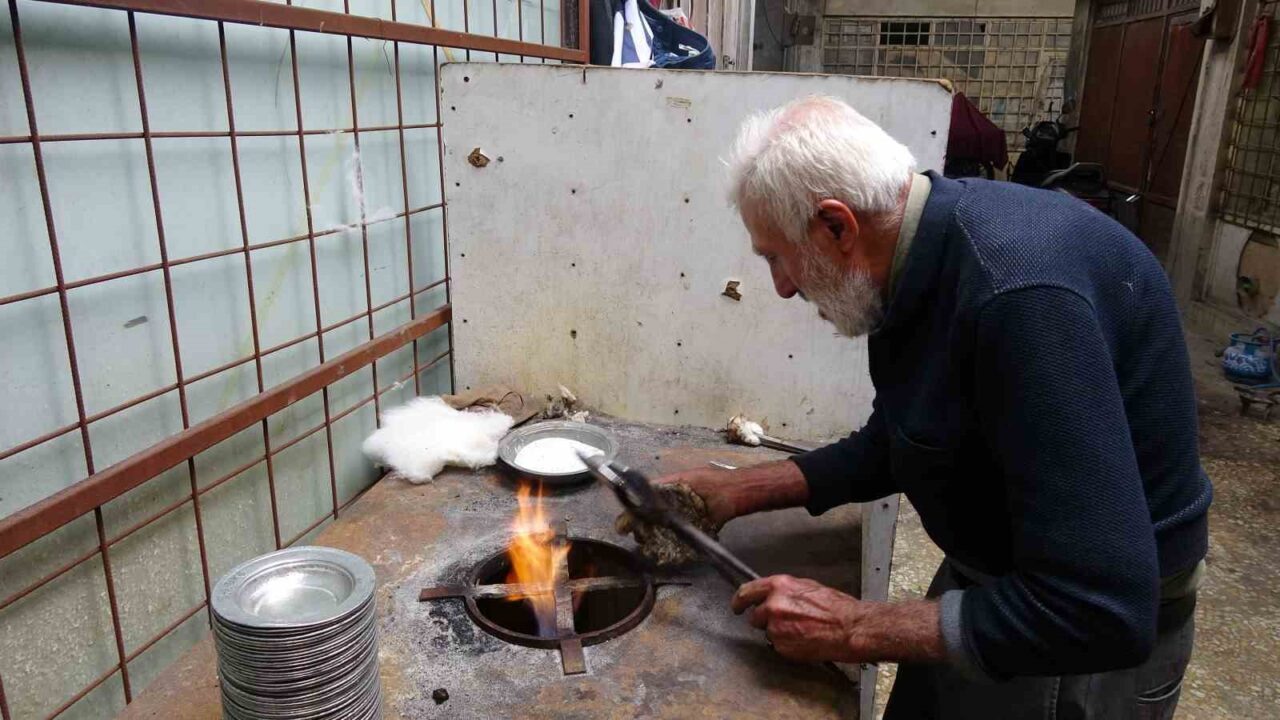 80 yaşındaki Osman Şimşek, Gaziantep'te 70 yıllık kalaycılık mesleğini sürdürüyor.