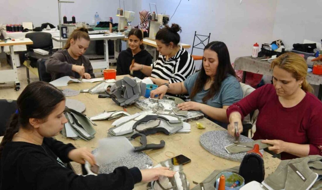 Gaziantep’te Kadınlar, Ayakkabı Üretim Sektörünün Kalifiye Eleman Açığını Kapatıyor Gaziantep’te kurulan Şehitkamil Kadın Girişimciler Üretim Kooperatifi sayesinde, kadınlar ayakkabı