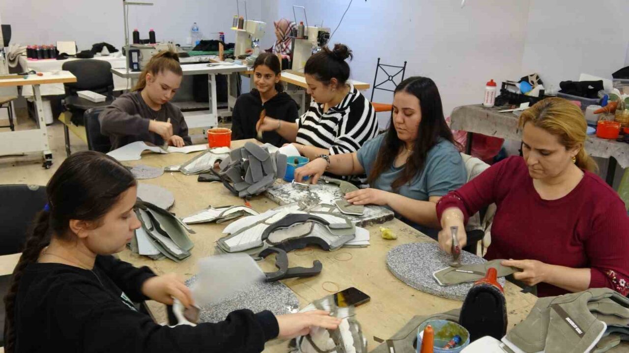 Gaziantep’te kurulan Şehitkamil Kadın Girişimciler Üretim Kooperatifi sayesinde, kadınlar ayakkabı