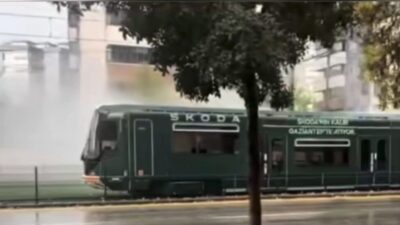 Gaziantep'te şiddetli yağış esnasında bir tramvaya yıldırım düştü. Olayda yolcular