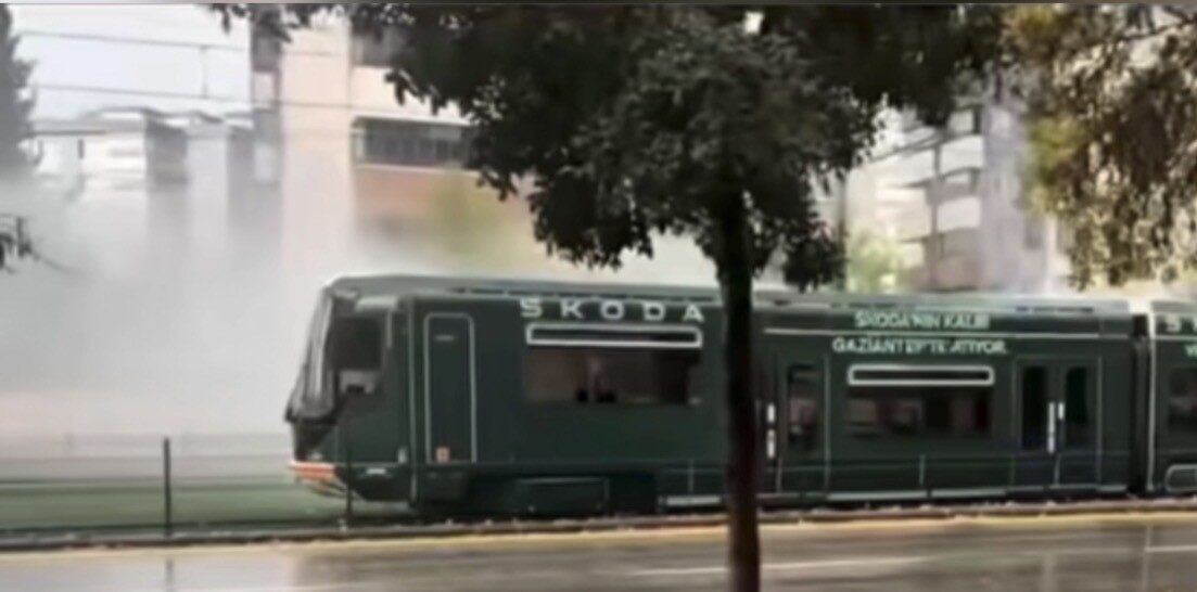 Gaziantep'te şiddetli yağış esnasında bir tramvaya yıldırım düştü. Olayda yolcular