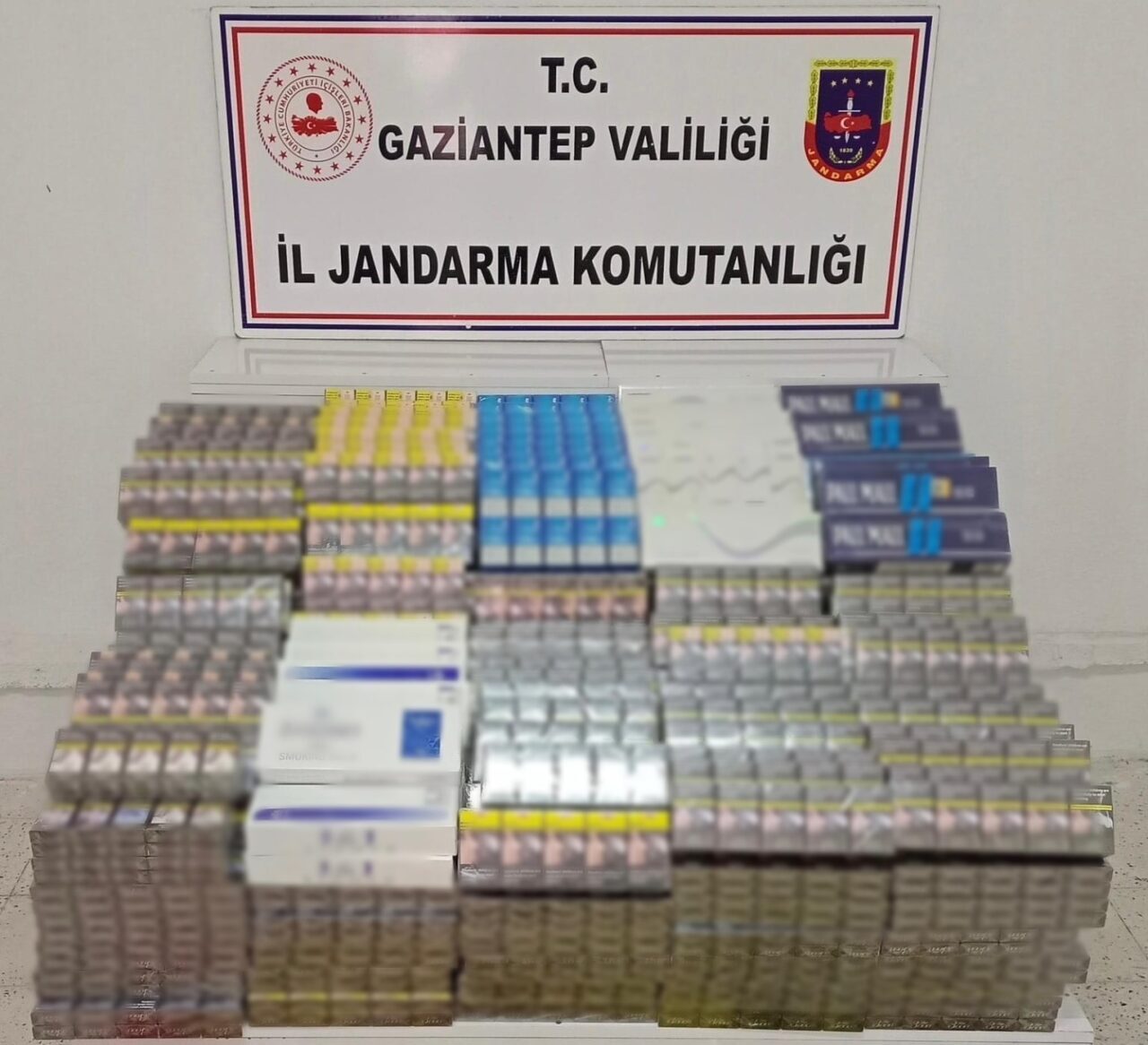 Gaziantep'te jandarma, kaçakçılıkla ilgili yürüttüğü operasyonda 15 kişiyi gözaltına aldı.