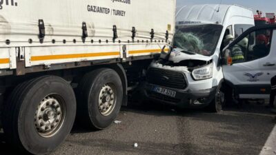 Gaziantep-Nizip otoyolunda 34 SV 3263 plakalı minibüs, durmakta olan 27