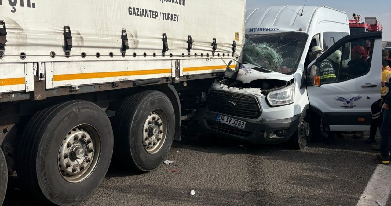 Gaziantep-Nizip otoyolunda 34 SV 3263 plakalı minibüs, durmakta olan 27