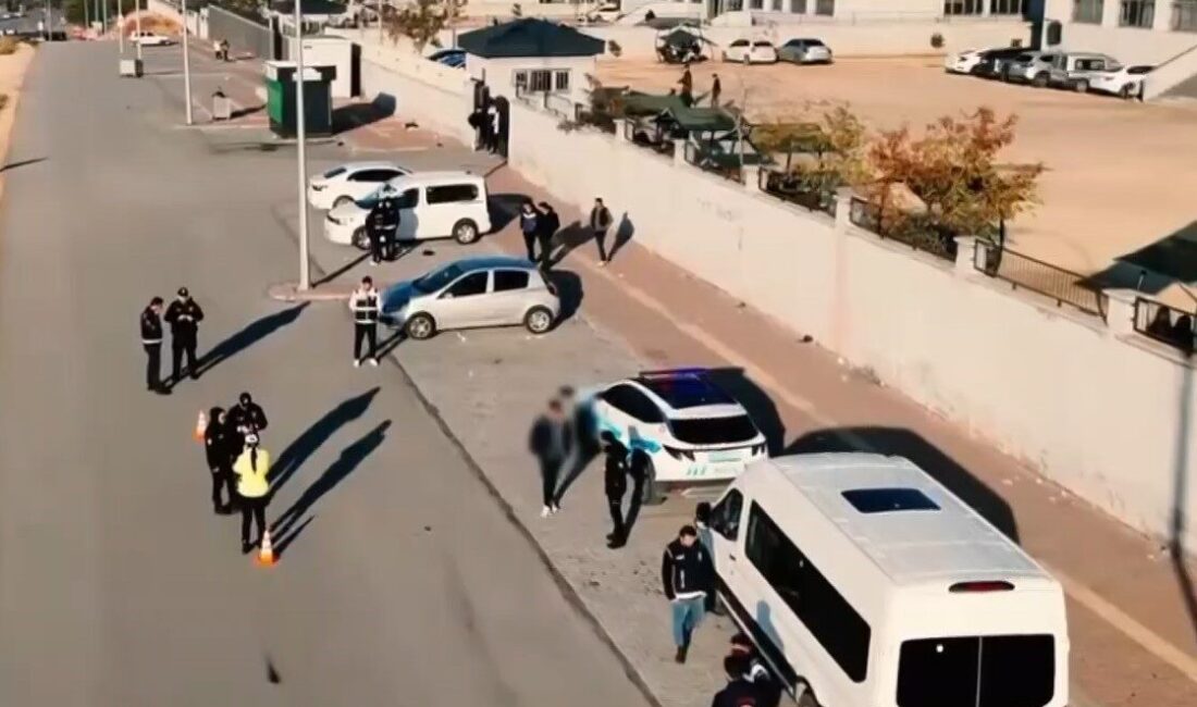 Gaziantep’te Okul Çevrelerinde Yapılan Dron Destekli Güvenlik Uygulamasında 1 Şahıs Yakalandı, 73 Araç Ceza Aldı Gaziantep'te polis, okul çevrelerinde dron destekli güvenlik uygulaması gerçekleştirdi. Uygulamada
