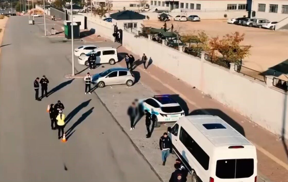 Gaziantep'te polis, okul çevrelerinde dron destekli güvenlik uygulaması gerçekleştirdi. Uygulamada