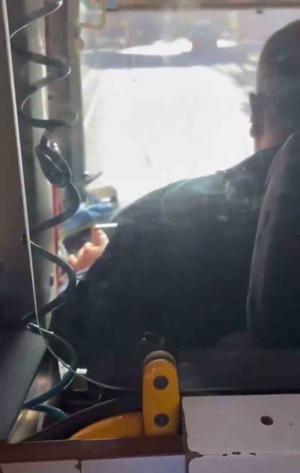 Gaziantep'te bir halk otobüsü şoförü, sefer sırasında cep telefonundan video