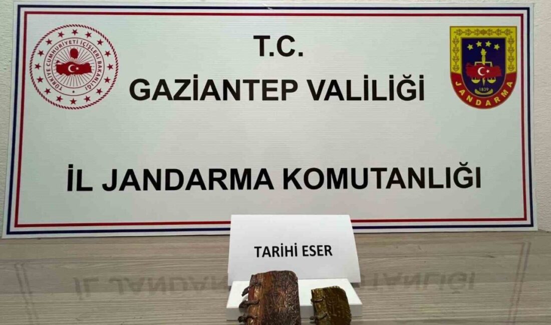 Gaziantep’te Sahte Tarihi Eser Satışı Yapmaya Çalışan İki Kişi Jandarma Tarafından Yakalandı Gaziantep'te, sahte tarihi eser satışı yapmaya çalışan O.Y. ve Ö.Y.