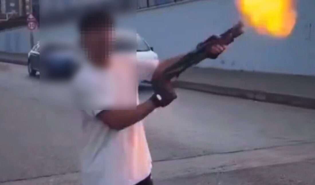 Gaziantep’te Pompalı Tüfekle Rastgele Ateş Açan 3 Genç Gözaltına Alındı Gaziantep'te 18 yaşından küçük üç genç, pompalı tüfekle rastgele ateş