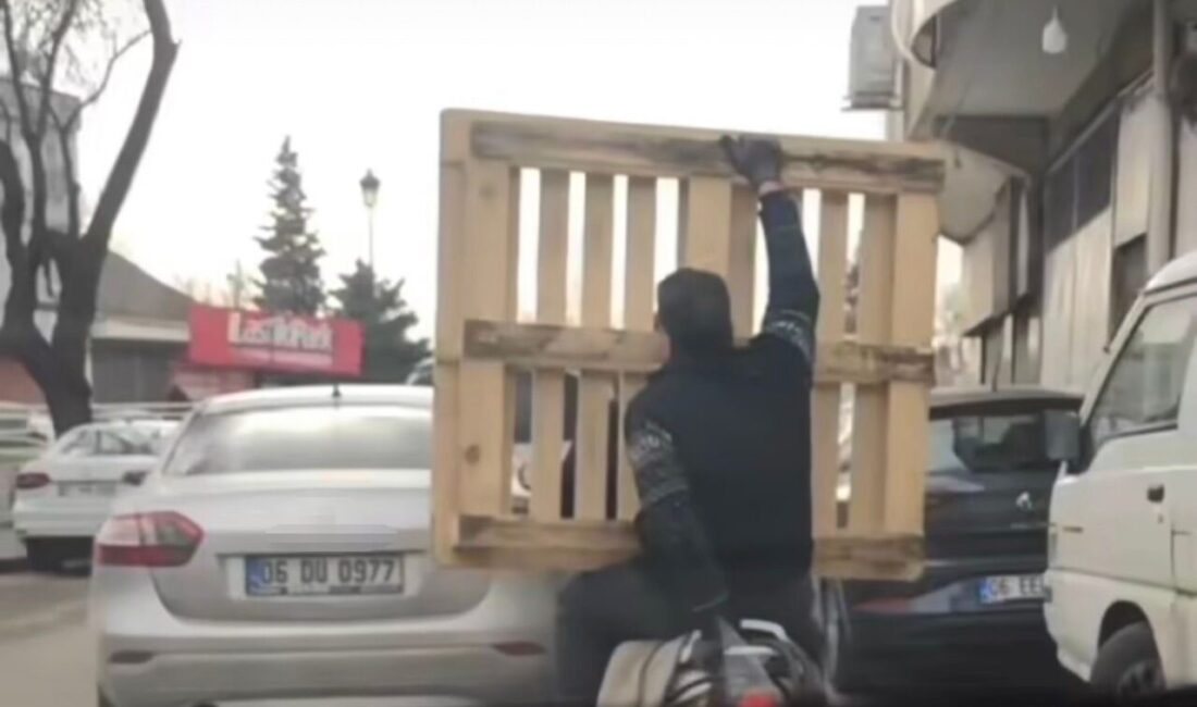 Gaziantep'te bir motosiklet sürücüsü, yoğun trafikte arkasındaki yolcu kucağında palet