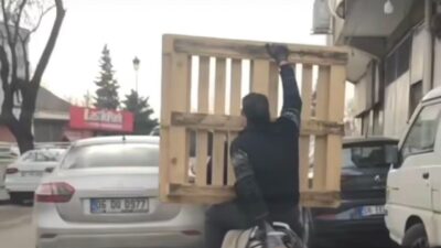 Gaziantep'te bir motosiklet sürücüsü, yoğun trafikte arkasındaki yolcu kucağında palet