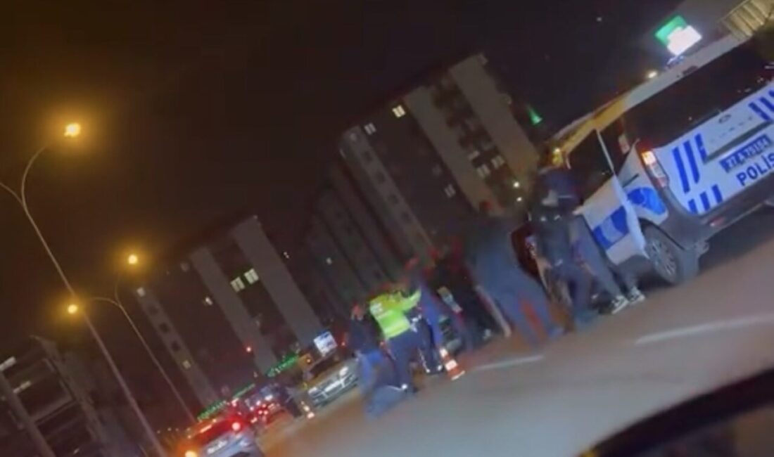 Gaziantep'te bir trafik denetiminde ceza alan şahıslar, polisle tartışarak mukavemet