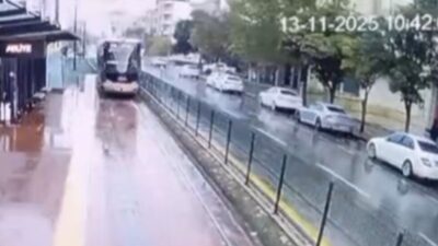 Gaziantep'in Şehitkamil ilçesinde şiddetli yağış sırasında bir tramvaya yıldırım isabet