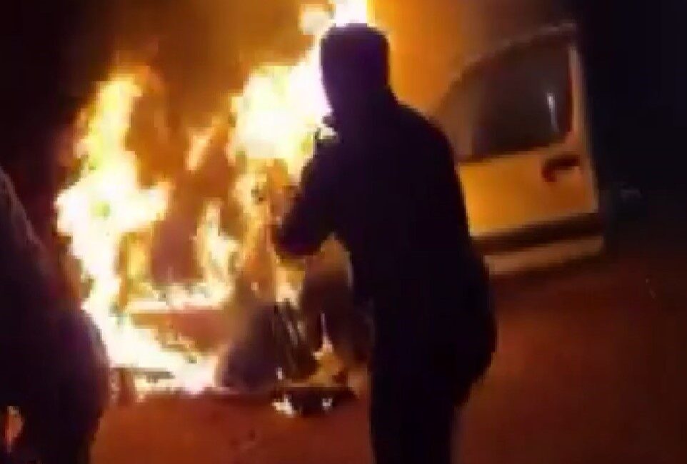 Gaziantep'te, yolda seyir halindeyken alev alev yanan bir araçtaki 5