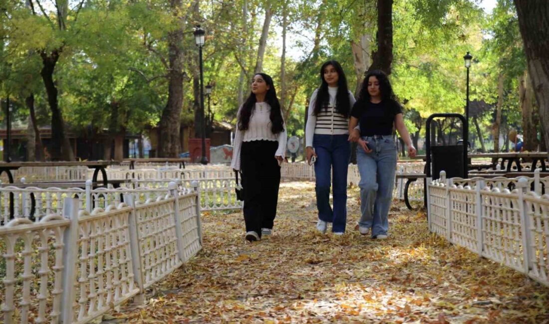 Gaziantep’teki Parklar, Sonbahar ile Renk Cümbüşüne Dönüşüyor Gaziantep'teki Dülük Tabiat Parkı ve Kavaklık Parkı, sonbaharın renkleriyle büyüleyici