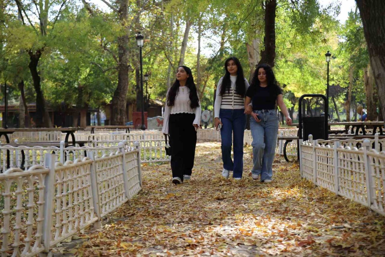 Gaziantep'teki Dülük Tabiat Parkı ve Kavaklık Parkı, sonbaharın renkleriyle büyüleyici