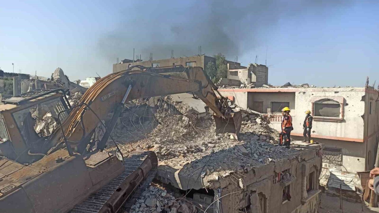 Gazze Şeridi Sivil Savunma Müdürü Tümgeneral Rami el-Aidi, cenazelerin aranmasına