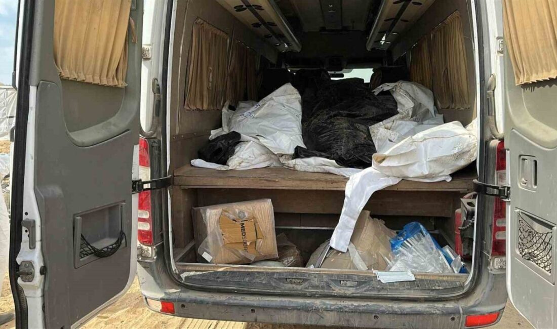 Gazze Şeridi’nde Kimlikleri Tespit Edilemeyen 30 Filistinlinin Cenazesi Toplu Olarak Defnedildi Gazze Şeridi'nde, kimlikleri belirlenemeyen 30 Filistinlinin cenazesi, İsrail’den teslim alındıktan