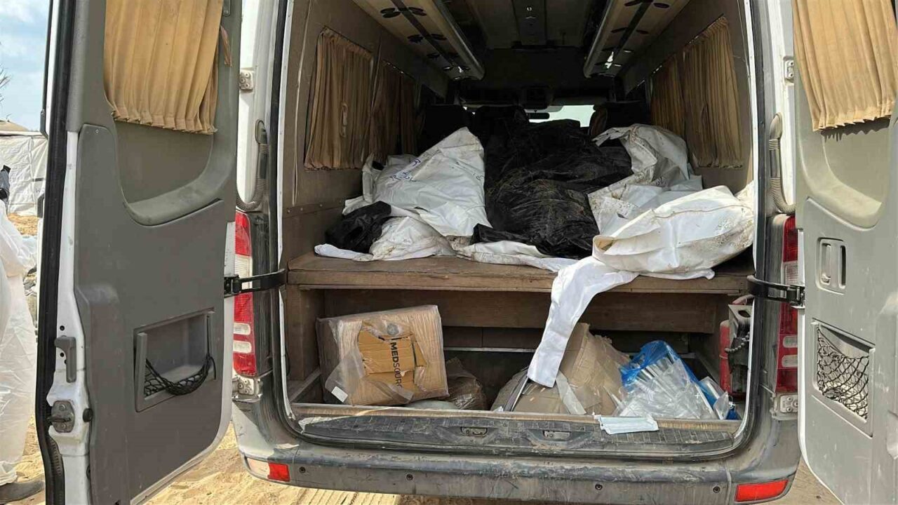 Gazze Şeridi'nde, kimlikleri belirlenemeyen 30 Filistinlinin cenazesi, İsrail’den teslim alındıktan