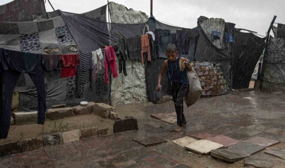 Gazze Şeridi'nde etkili olan yoğun yağışlar, İsrail'in saldırıları sonucu yerinden
