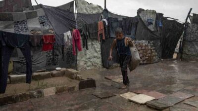 Gazze Şeridi'nde etkili olan yoğun yağışlar, İsrail'in saldırıları sonucu yerinden