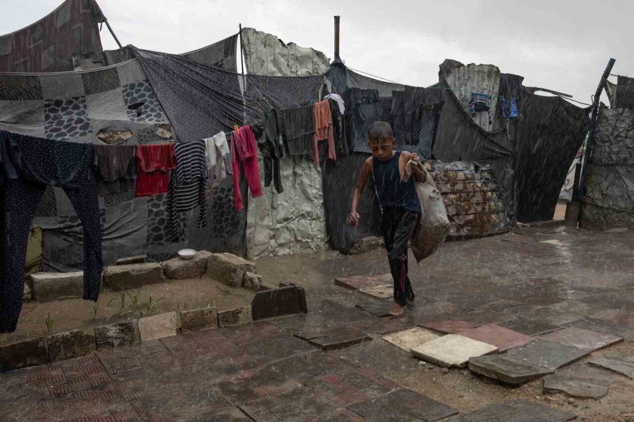 Gazze Şeridi'nde etkili olan yoğun yağışlar, İsrail'in saldırıları sonucu yerinden