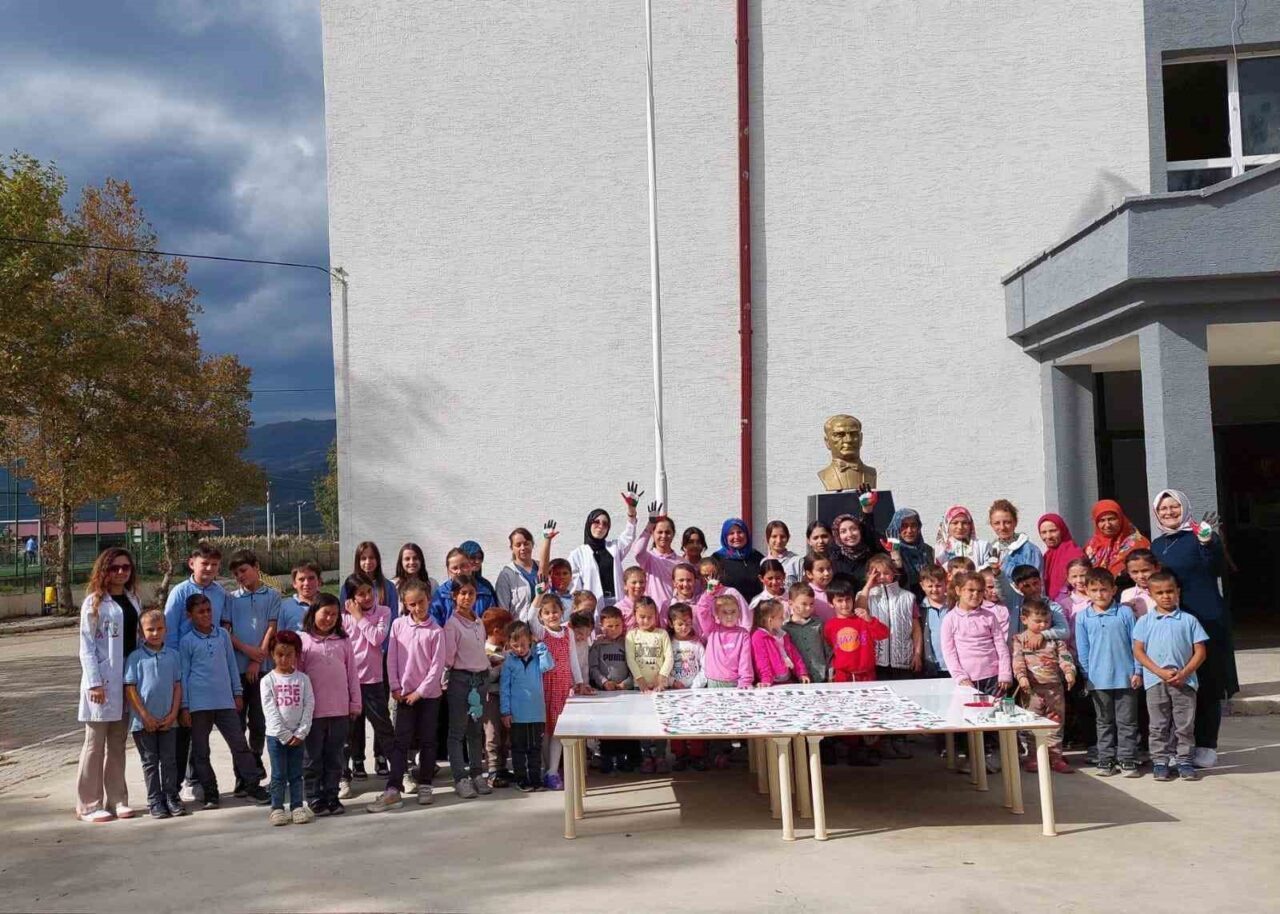 Osmaneli ilçesinde düzenlenen etkinliklerde, Gazze'ye 400 bin lira yardım toplandı.