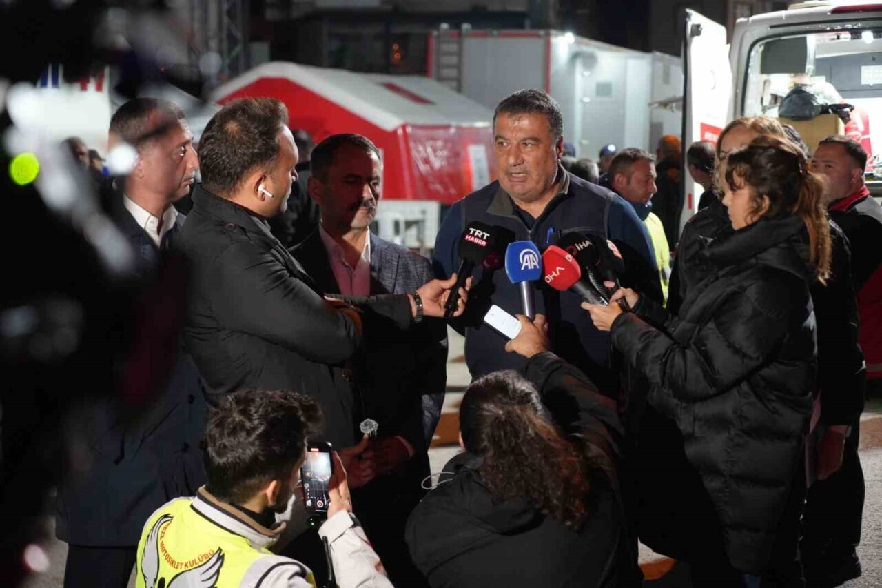 Kocaeli Gebze'deki 7 katlı binanın enkazında 40 uzman inceleme yapıyor.