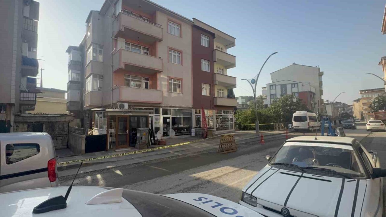 Kocaeli'nin Gebze ilçesinde, İstasyon Mahallesi'nde çatlaklar tespit edilen 3 bina