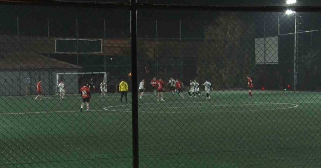 Ankara'nın Yenimahalle ilçesindeki bir halı saha, aşırı gürültü nedeniyle mahalleli