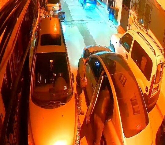 Kocaeli'nin Gebze ilçesinde, kimliği belirsiz şahısların patlattığı havai fişekler, 2,5