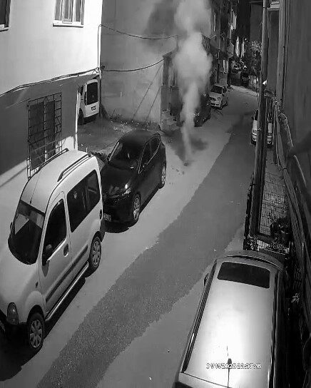 Bursa'nın Osmangazi ilçesinde gece saatlerinde patlama sesleri paniğe yol açtı.