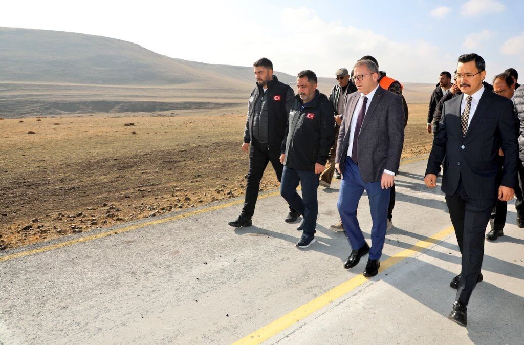 Kars'ın Geçit köyü, uzun zamandır beklediği beton yola kavuştu. Vali